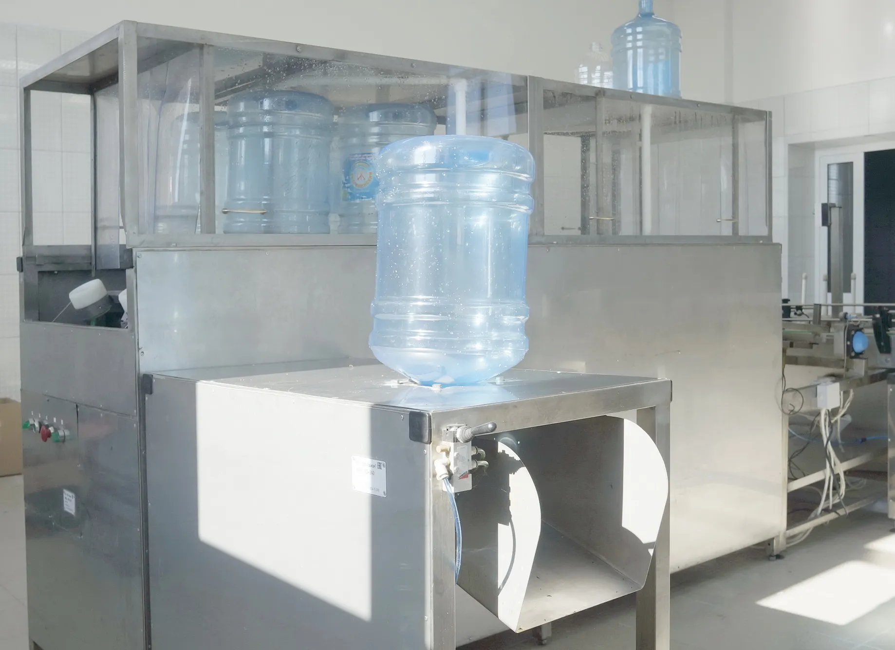 Триблок розлива воды в 19 литровые бутыли