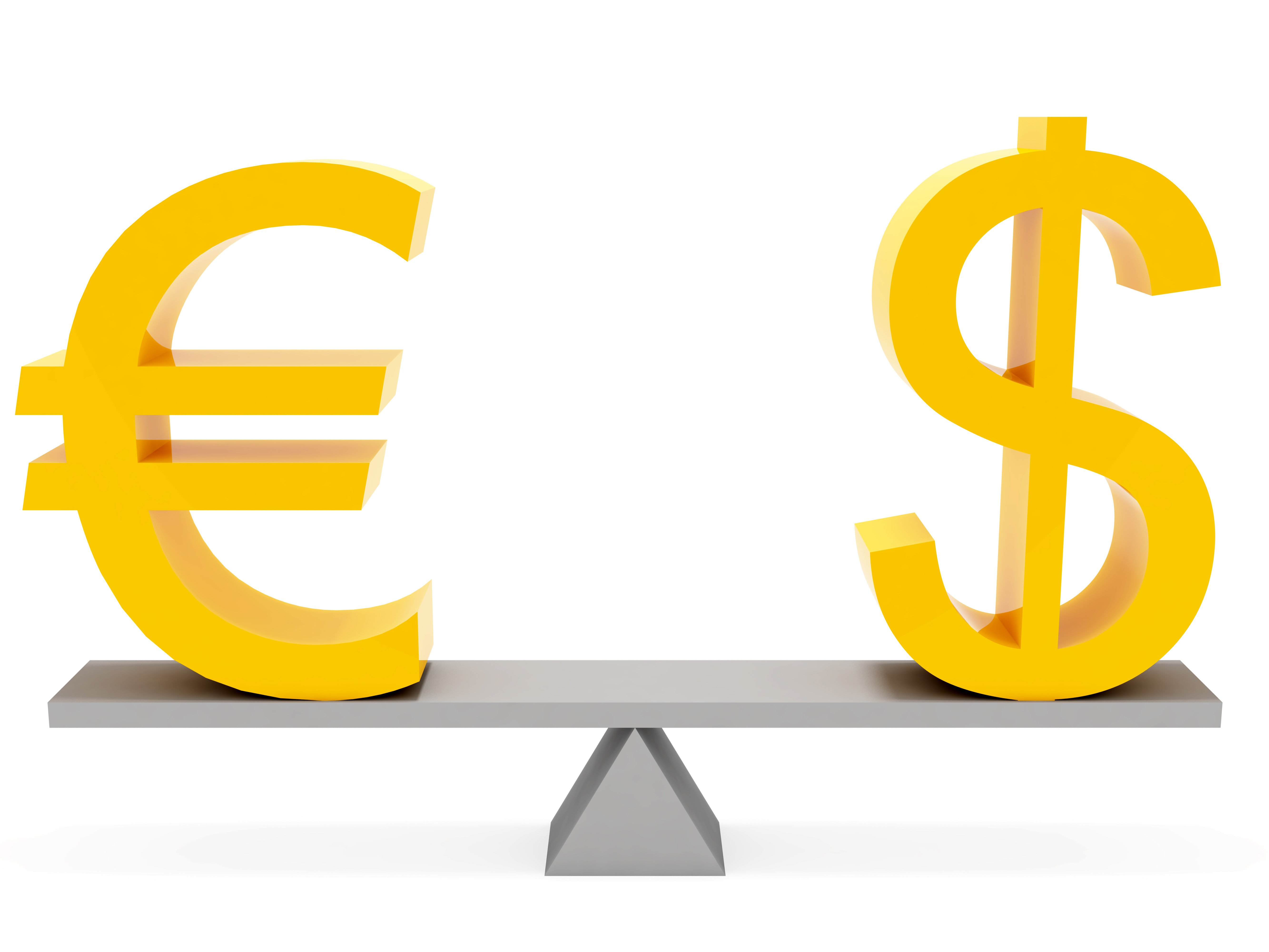 Официальный курс доллара понижен на 5 копеек, евро вырос на 31,5 коп.
