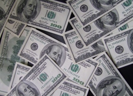 Официальный курс доллара вырос более чем на 2 рубля