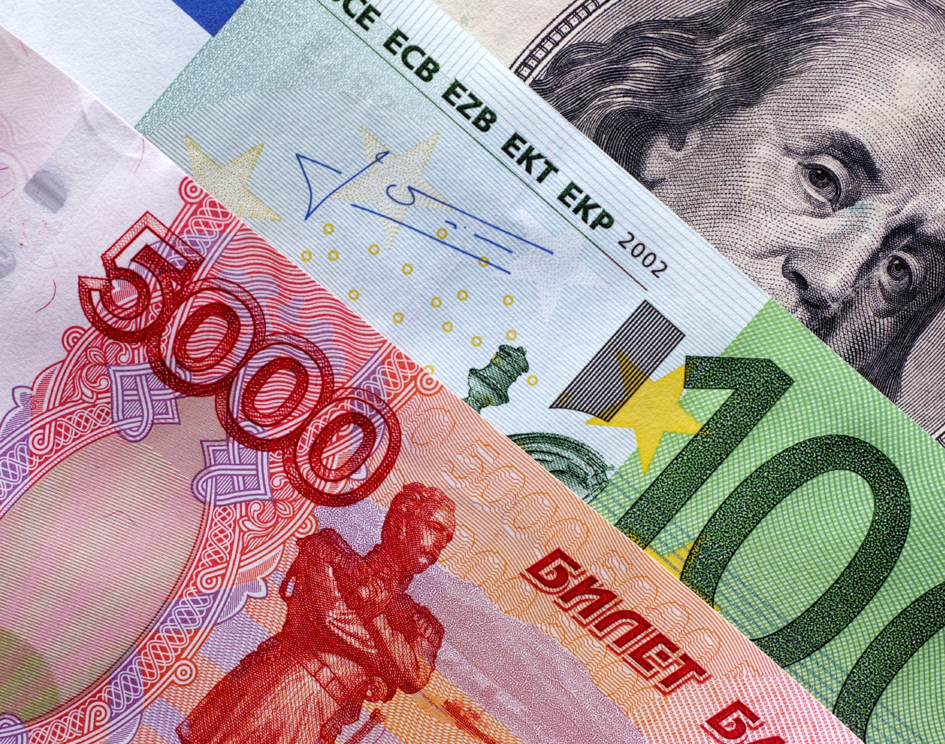 ЦБ РФ понизил официальный курс доллара на 15 копеек, евро – на 23