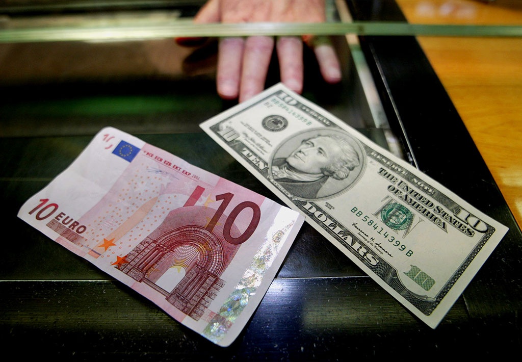 Доллар и евро слабеют в начале торгов на Московской валютной бирже