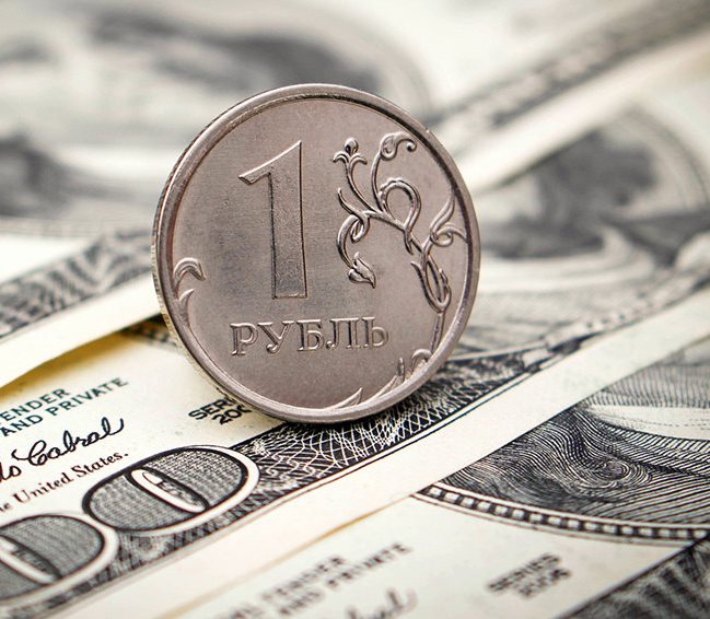 Курс доллара на Московской бирже снизился до 56,98 рубля