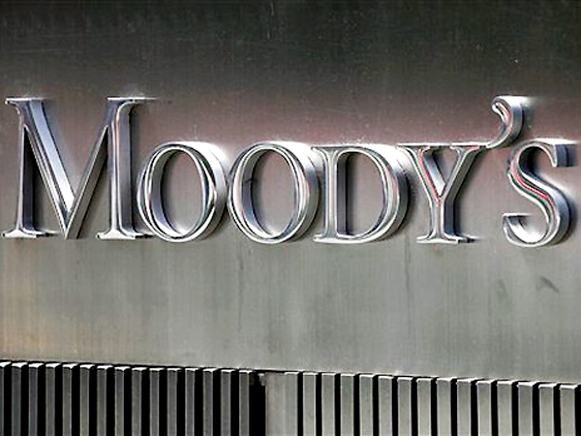 Moody's: рубль может продолжить снижение