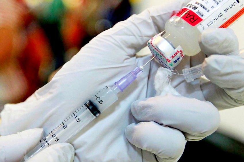 Мантуров: Россия будет выпускать несколько миллионов доз вакцин от COVID-19 в месяц