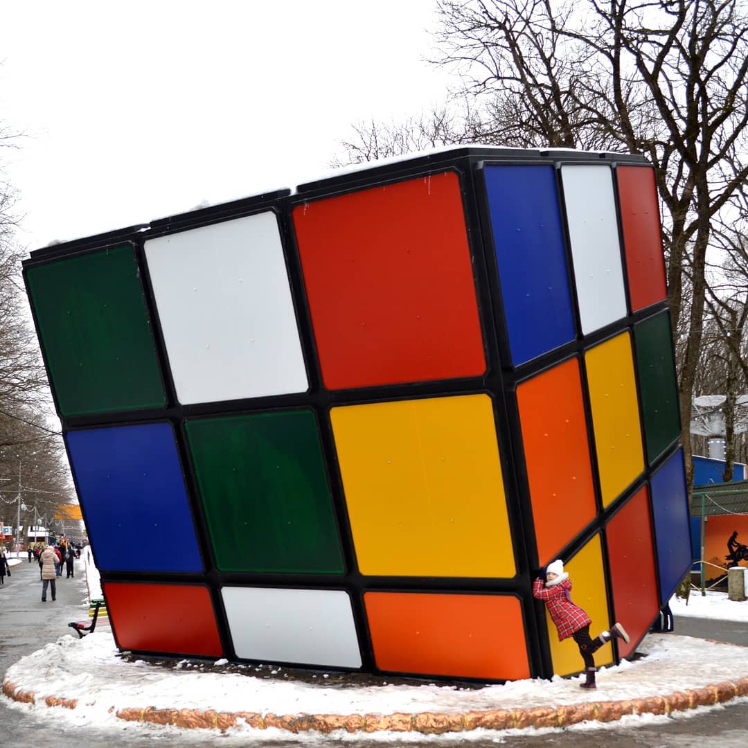 Арт объект кубик Рубика