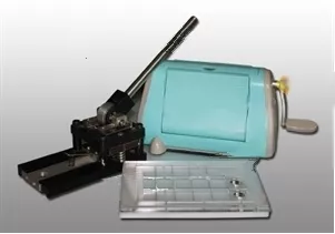 Маленькая машинка для изготовления брелоков по технологии фотокниг!