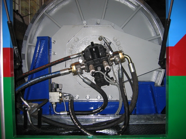 Геофизический подъёмник с гидроприводом