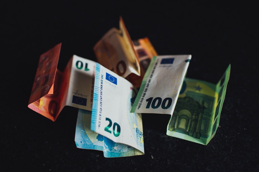 Доллар и евро отметились снижением на открытии торгов Мосбиржи