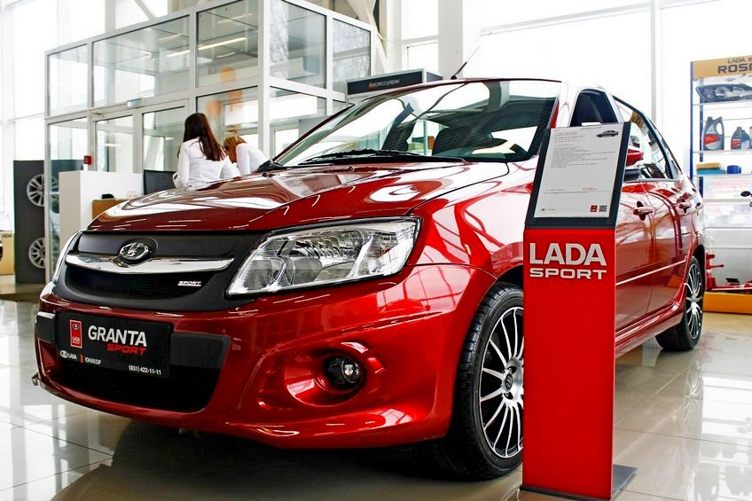 Автодилеры зафиксировали дефицит машин Lada в России