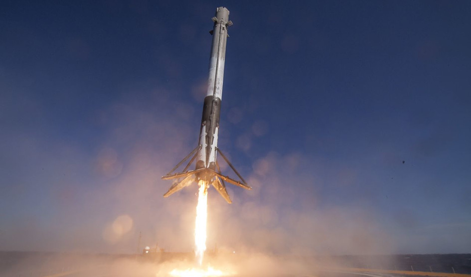 SpaceX запустила ракету со спутником