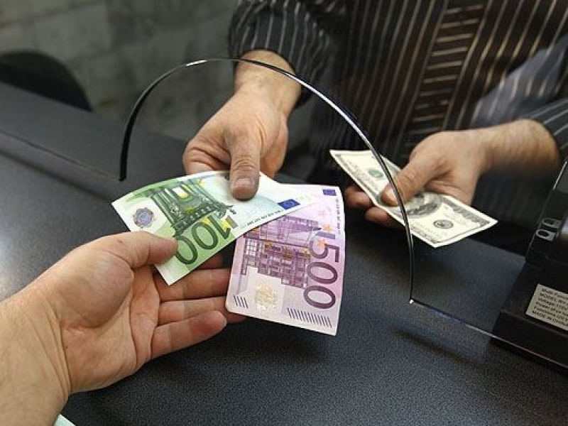 Минфин может запретить россиянам обменивать валюту