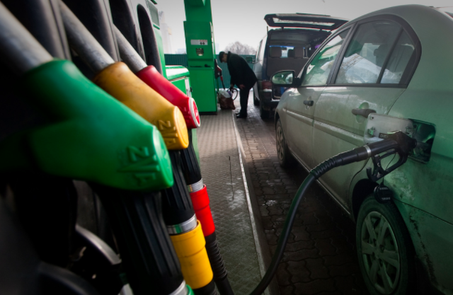 Приближение осени повысило цены на дизель и бензин в РФ