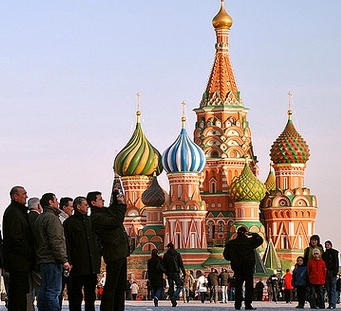 Поток иностранных туристов в Россию сократился вдвое