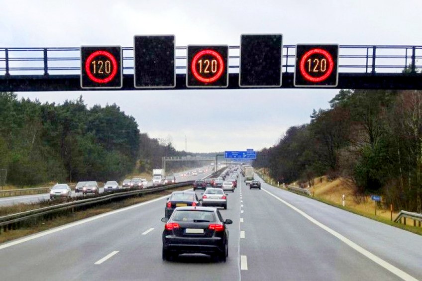 На российских дорогах установят динамические знаки