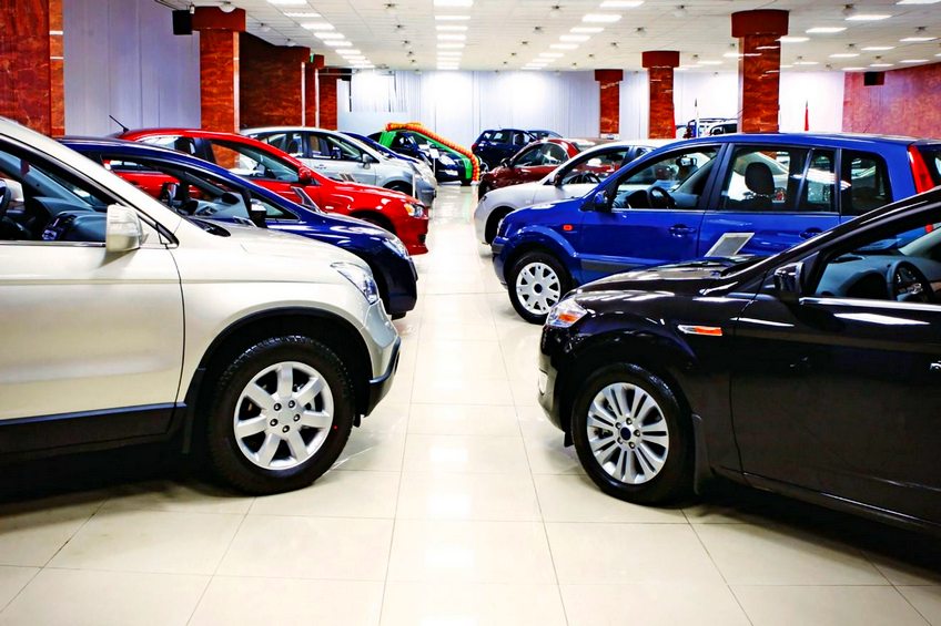 Реальные продажи легковых автомобилей и LCV в России в мае упали на 18%