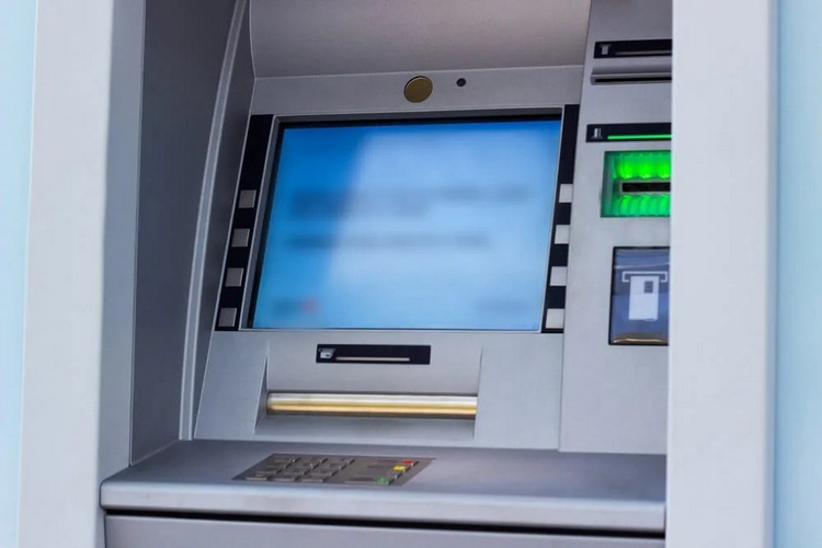Эксперт назвал признаки "опасного банкомата"