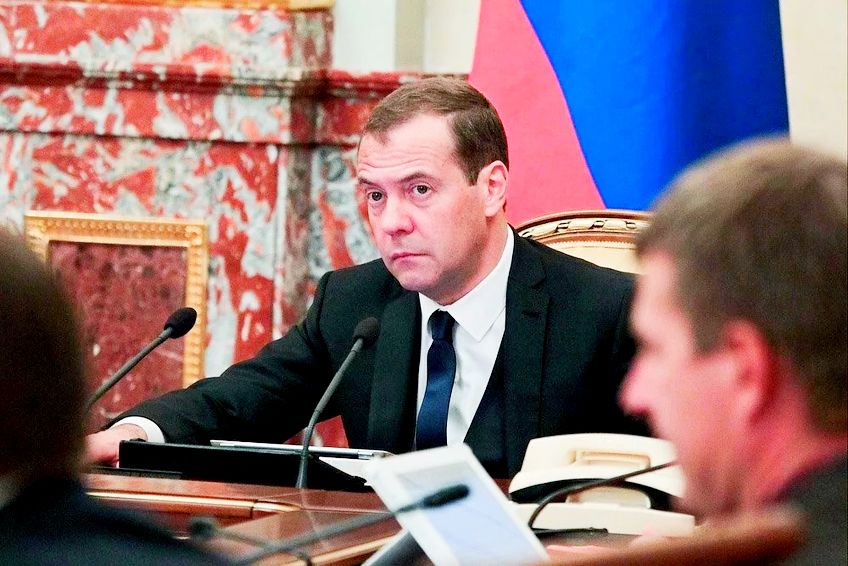 Медведев: существующая система госзакупок зачастую мешает работать