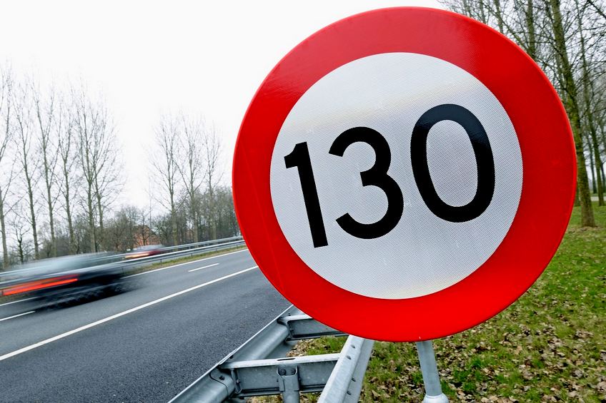 Скоростной лимит на российских дорогах хотят увеличить до 130 км/ч