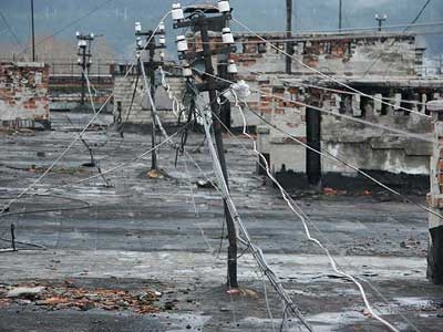 Столичные власти уберут провода с крыш домов