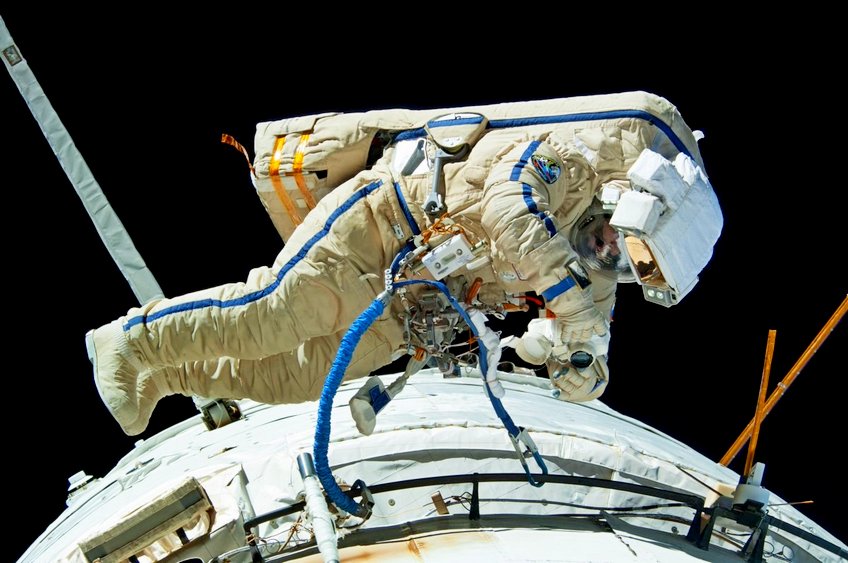 Российские космонавты нашли "дыру" в "Союзе МС-09" при вскрытии обшивки