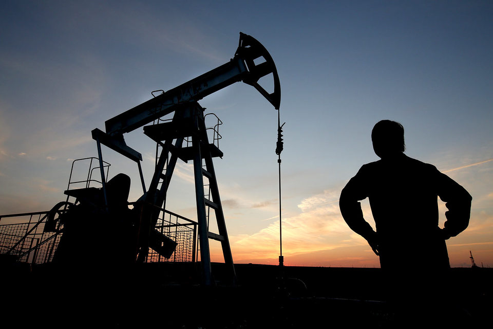 Россия и страны ОПЕК договорились снизить добычу нефти до 2018 года