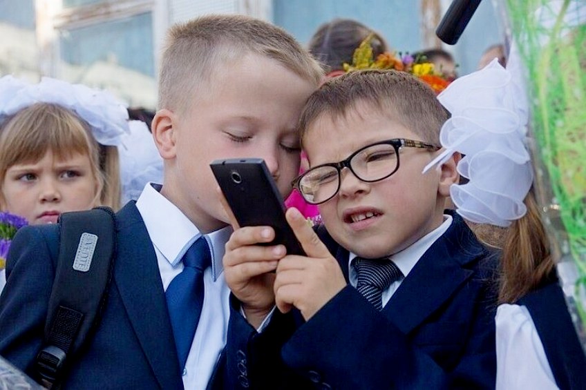 Минпросвещения советует ограничить использование мобильных телефонов в школах