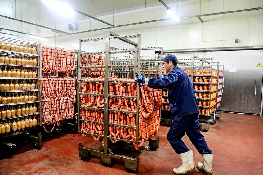 Производители мясных изделий попросили правительство помочь повысить цены