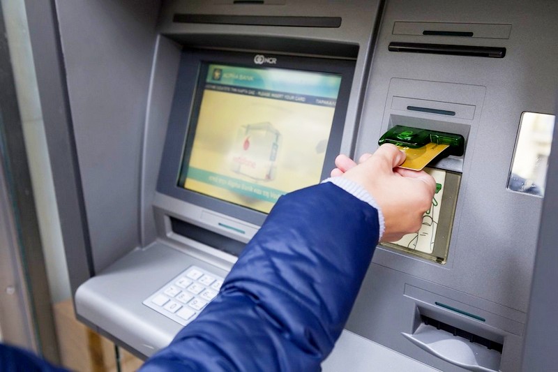 Эксперт назвал ошибки у банкомата, которые могут привести к потере денег