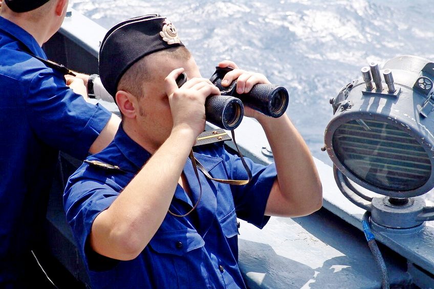 Российские моряки получат компенсирующие морскую качку бинокли