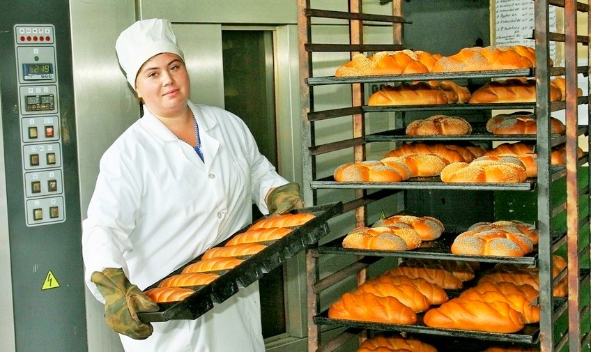Пекарь с противнем хлеба